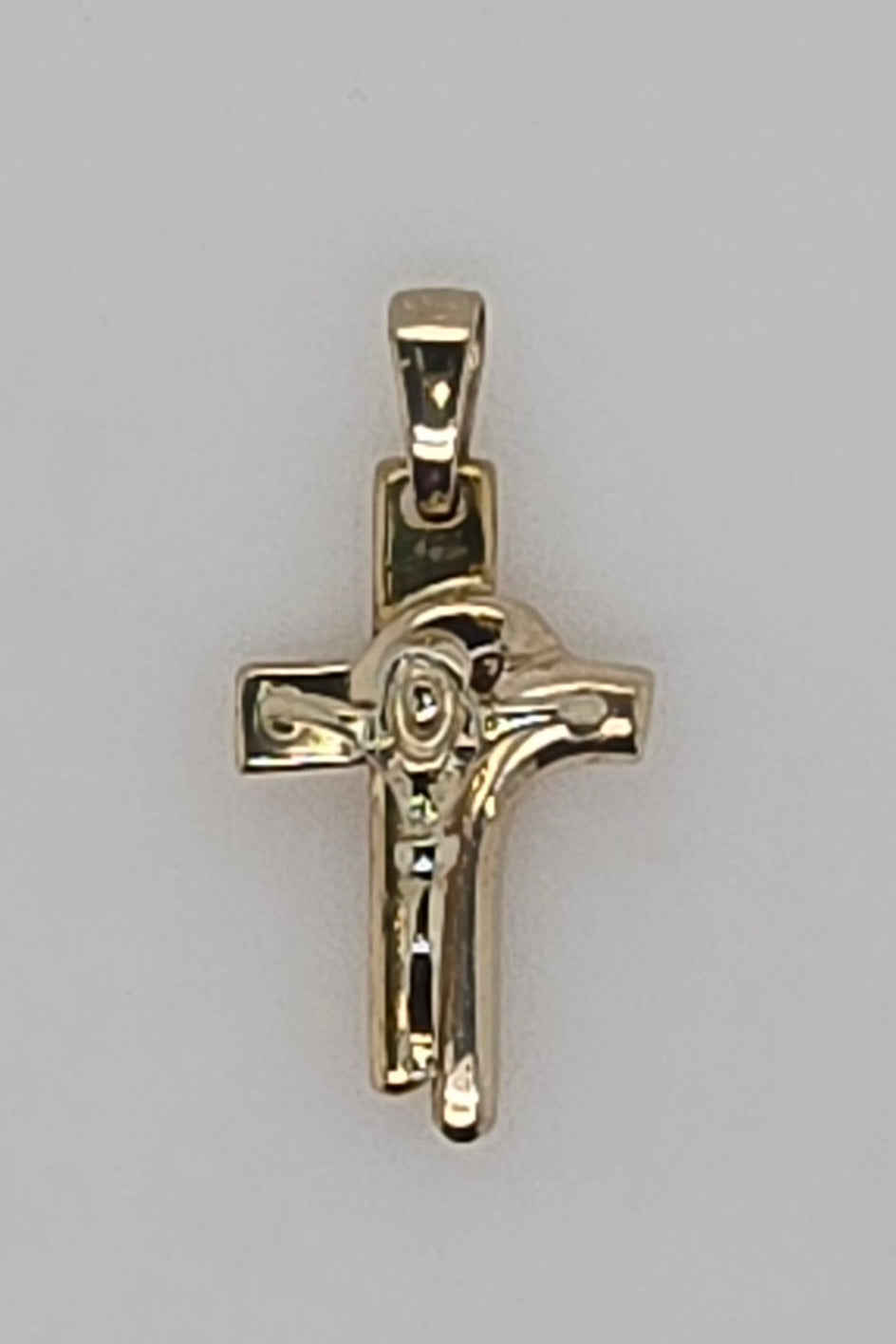 9CT TWO TONE ITALIAN 21.8 X 13.2MM CRUCIFIX PENDANT.
