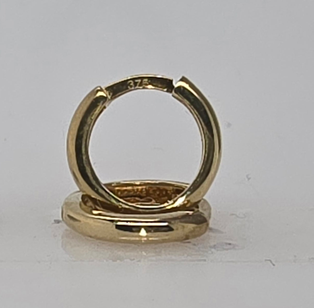 9CT YELLOW GOLD IMPORTED 2X8MM INTERNAL DIAMETER HUGGIE EARRINGS.