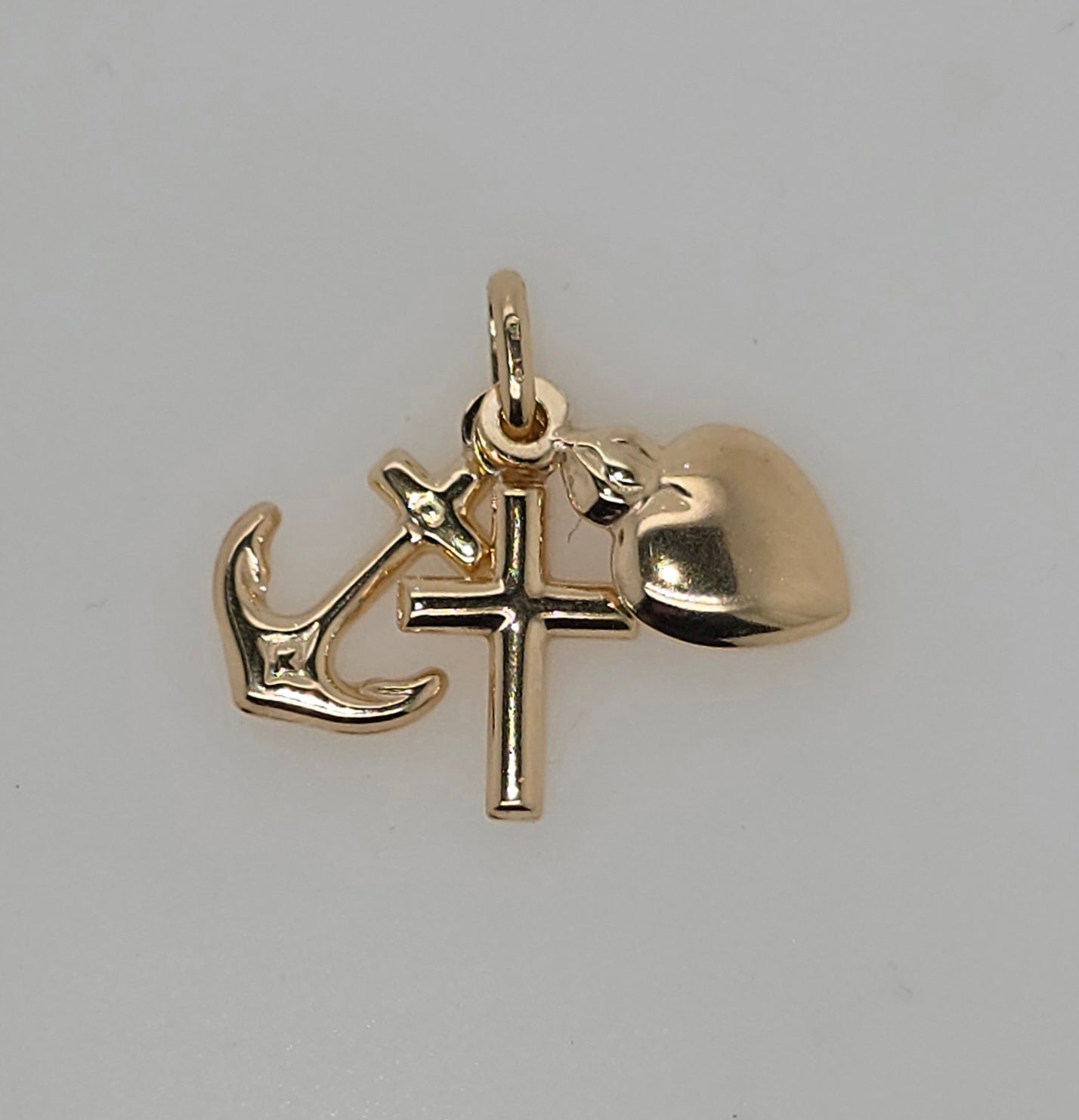 9CT YELLOW GOLD ITALIAN IMPORTED FAITH/HOPE AND CHARITY PENDANT.
