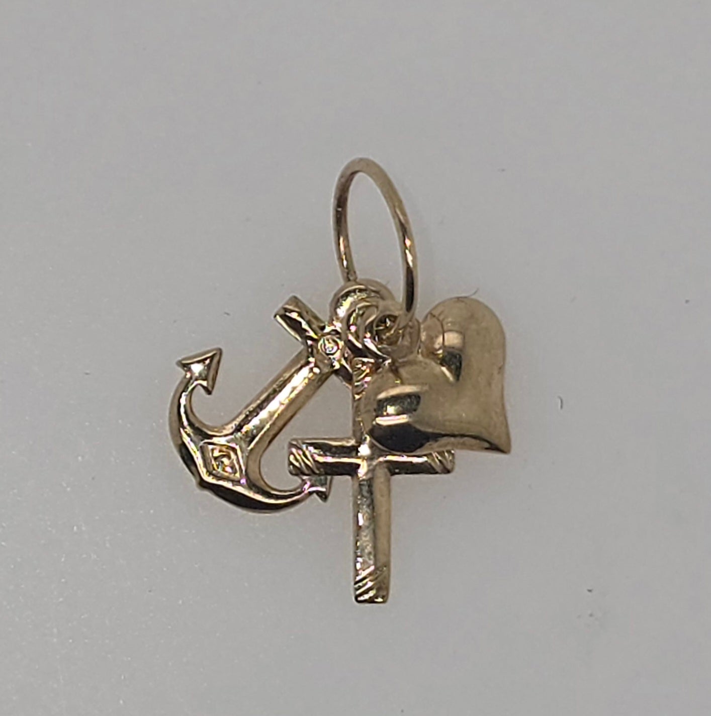 9CT YELLOW GOLD FAITH, HOPE AND CHARITY 8MM CHARM.