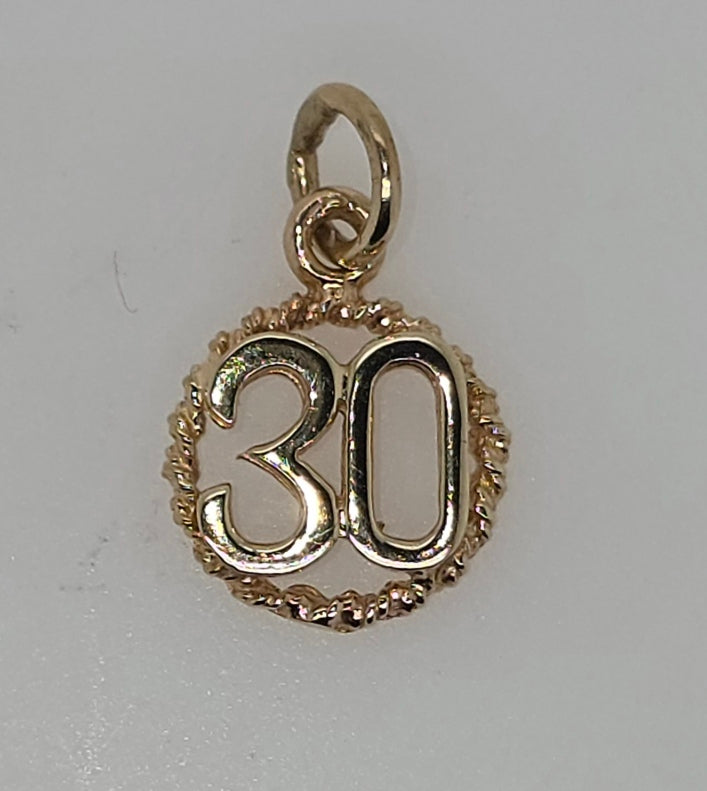 9CT YELLOW GOLD 11.2MM TWIST CIRCLE 30 CHARM.