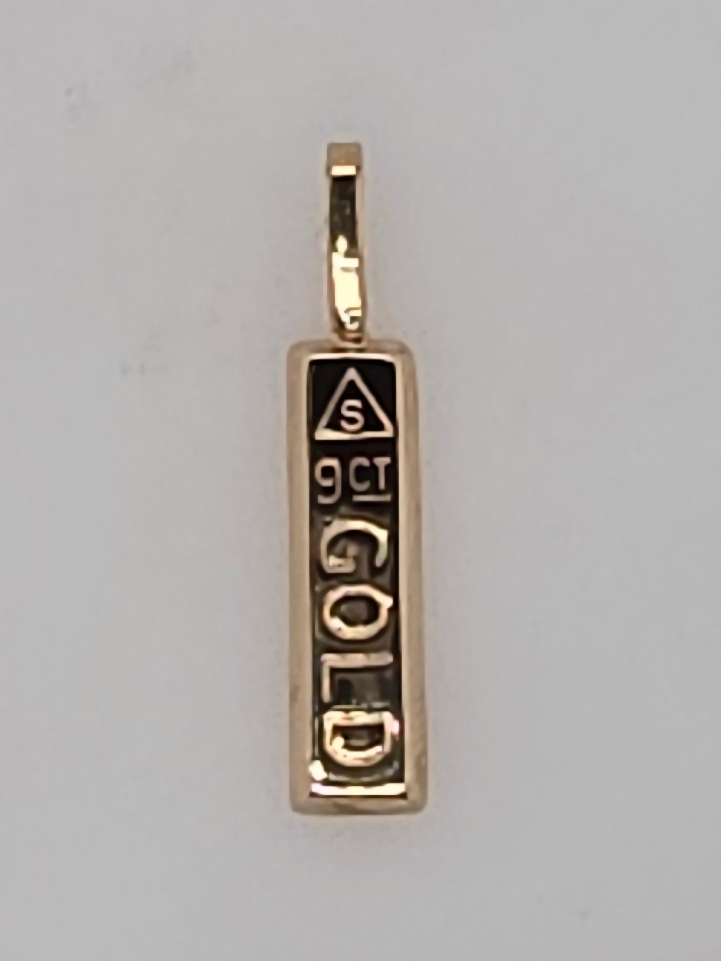 9CT YELLOW GOLD SOLID BAR 16.6 X 4.6MM PENDANT.