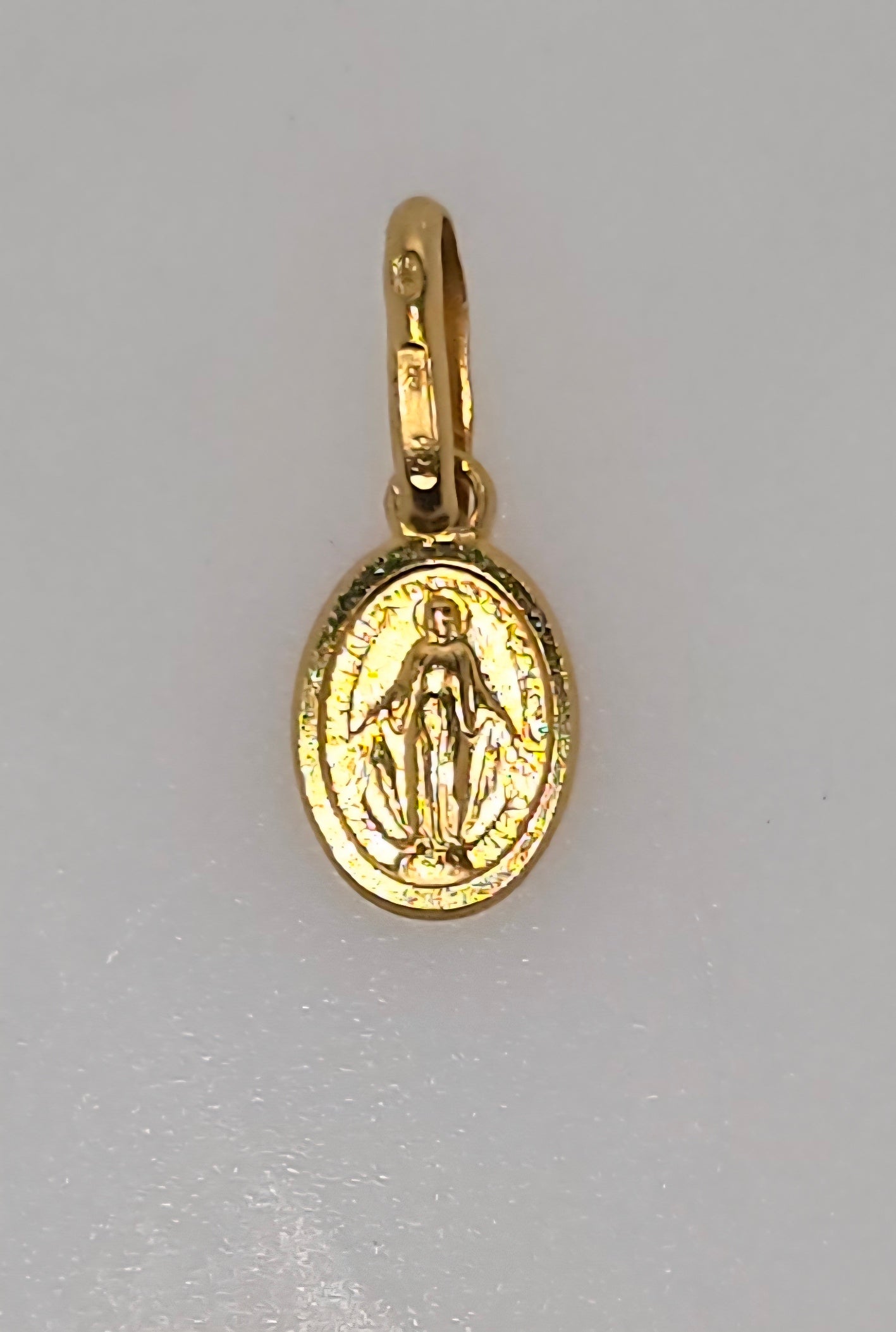 18CT YELLOW GOLD ITALIAN IMPORTED SMALL OVAL MADONNA CHARM