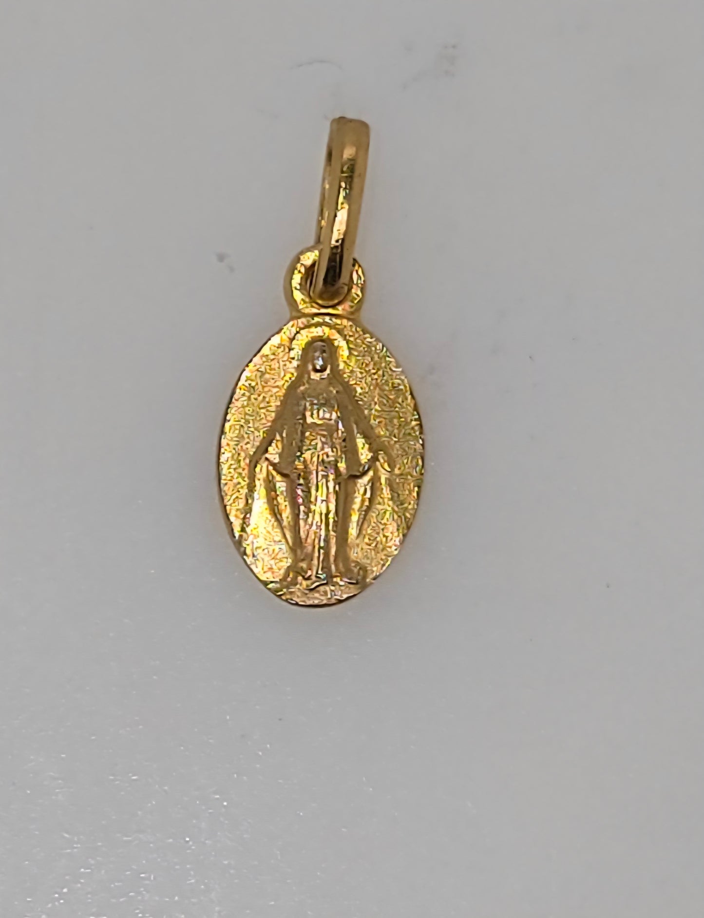18CT YELLOW GOLD IMPORTED SMALL OVAL 9 X 7MM MADONNA CHARM.