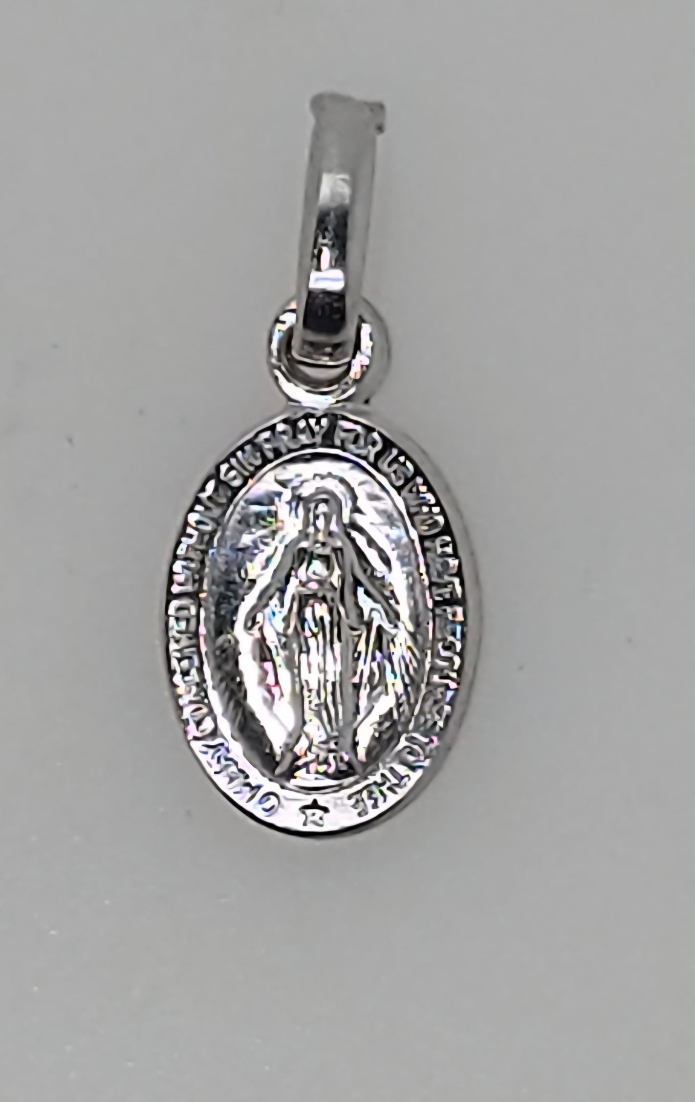 18CT WHITE GOLD ITALIAN SMALL 8MM X 6MM OVAL MADONNA CHARM.