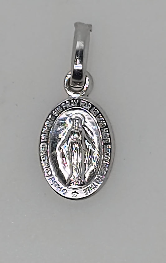 18CT WHITE GOLD ITALIAN SMALL 8MM X 6MM OVAL MADONNA CHARM.