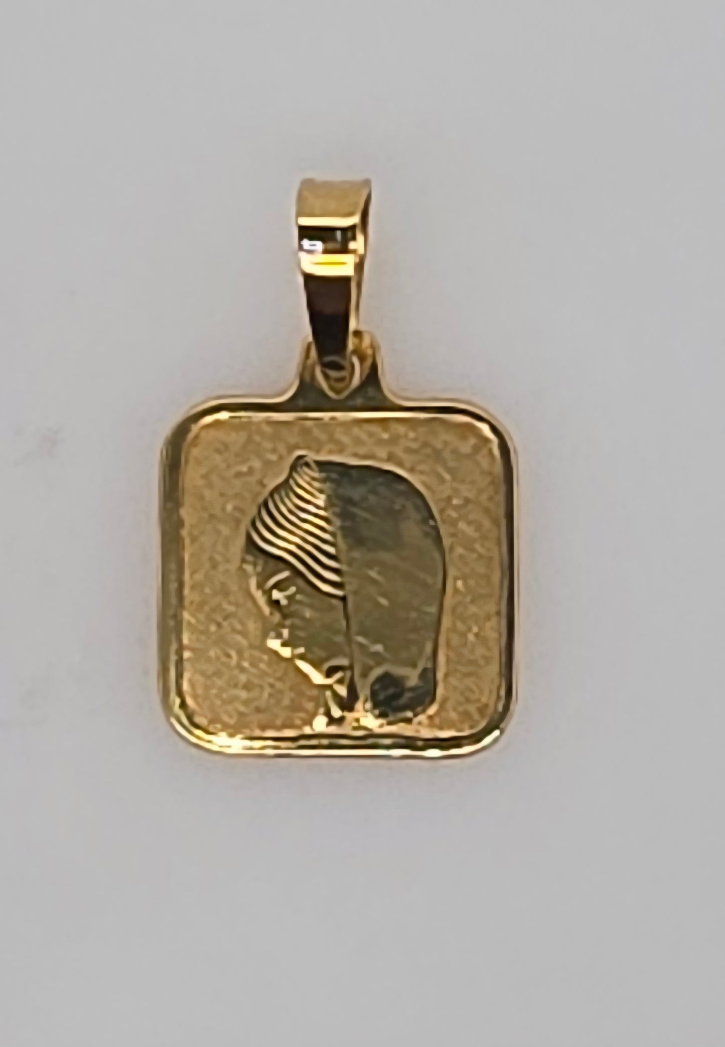 18CT YELLOW GOLD IMPORTED 14MM SQUARE MADONNA PENDANT.