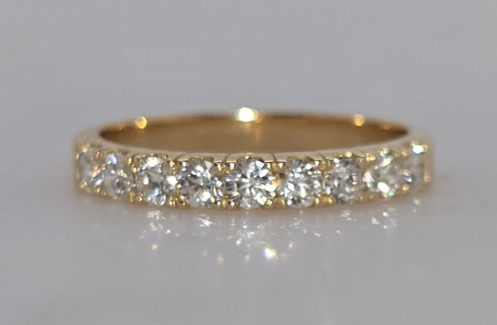 18CT YELLOW GOLD CLAW SET DIAMOND RING.