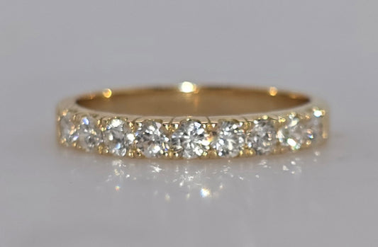 18CT YELLOW GOLD CLAW SET DIAMOND RING.