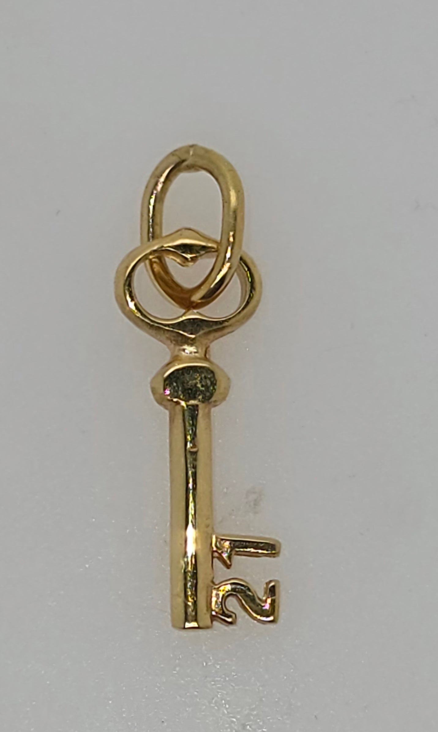 18CT YELLOW GOLD IMPORTED 17MM 21ST KEY CHARM.