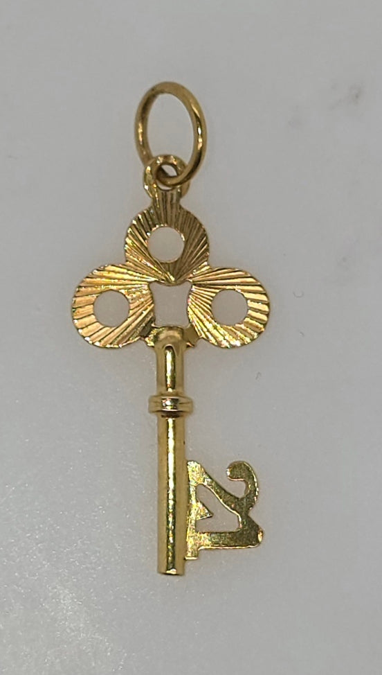 18CT YELLOW GOLD IMPORTED 22MM 21ST KEY PENDANT.