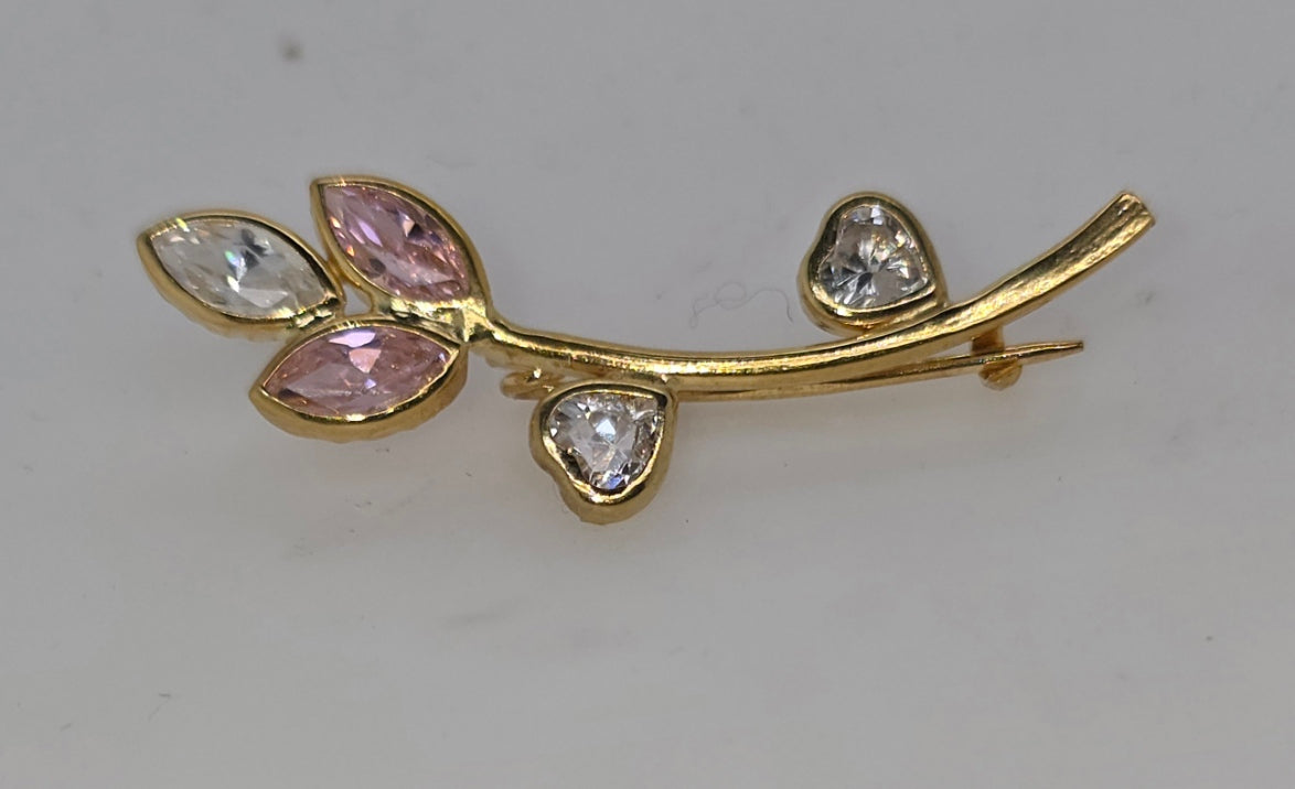 18CT YELLOW GOLD CLEAR AND PINK CUBIC ZIRCONIA BROOCH 2.87GRAM.