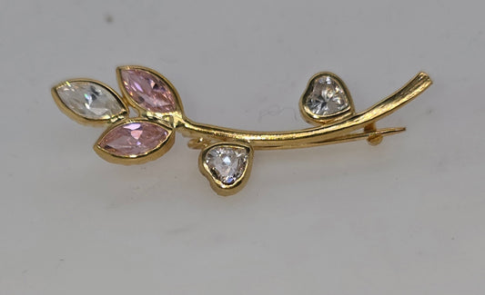 18CT YELLOW GOLD CLEAR AND PINK CUBIC ZIRCONIA BROOCH 2.87GRAM.