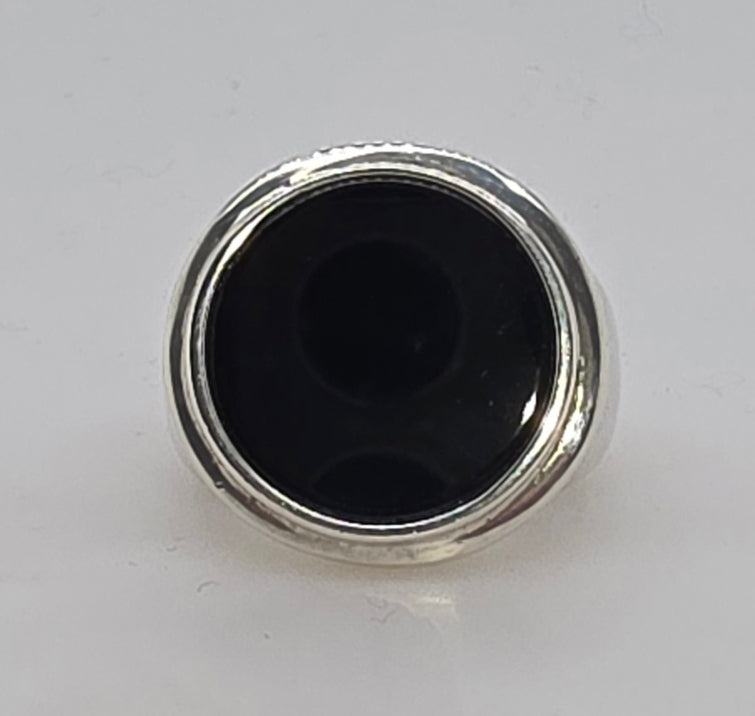 STERLING SILVER 15MM ROUND ONYX RING.
