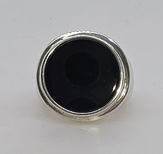 STERLING SILVER 15MM ROUND ONYX RING.