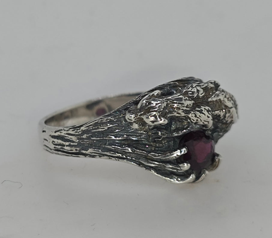 STERLING SILVER CLAW SET 7 X 5MM CUT OVAL GARNET RING.