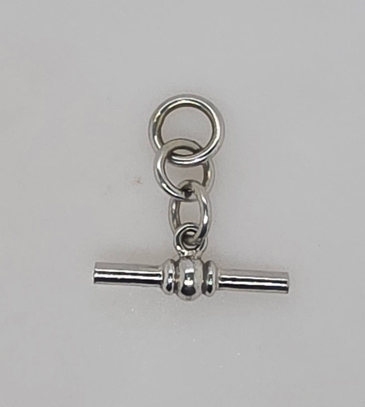 9CT WHITE GOLD SOLID 23.5MM X 2.6MM T-BAR PENDANT 3.98GRAMS.