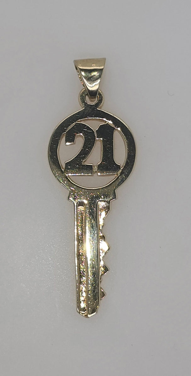 9CT YELLOW GOLD SOLID 2.8GRAM 32MM 21ST KEY PENDANT.