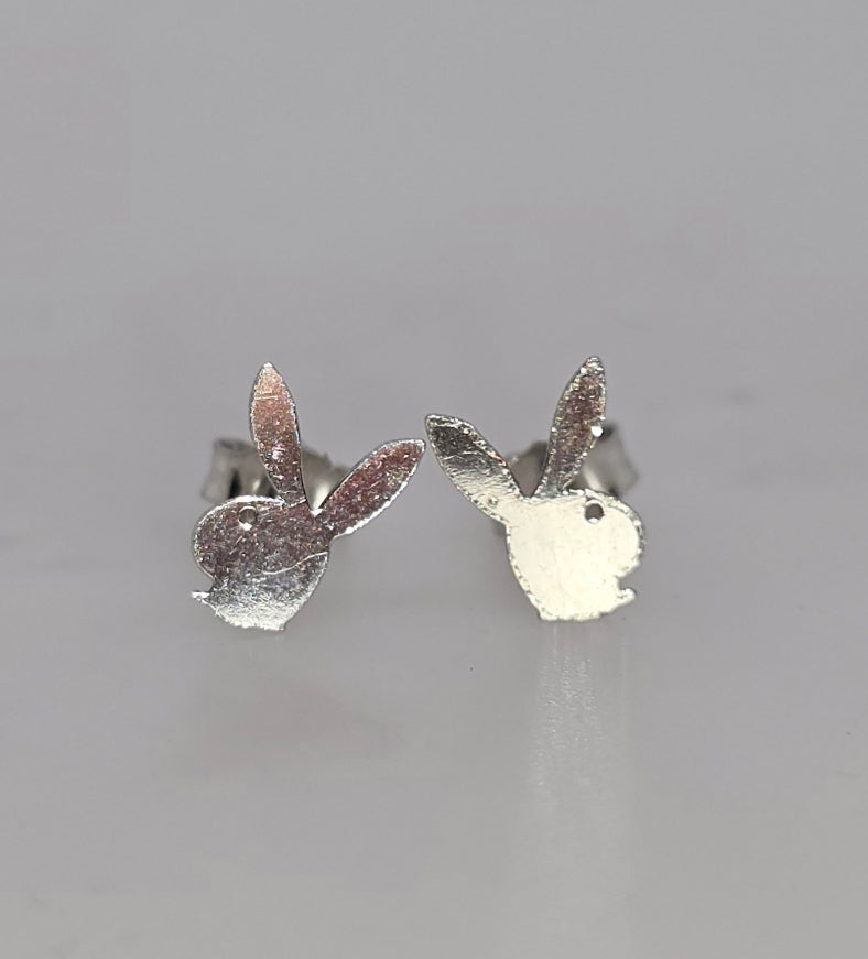 18CT WHITE GOLD IMPOPRTED 8MM RABBIT STUD EARRINGS.