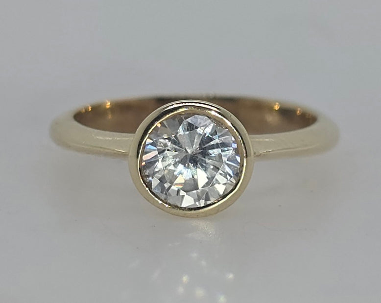 9CT YELLOW GOLD SOLITAIRE BEZEL SET 6.5MM ROUND CUBIC ZIRCONIA RING.