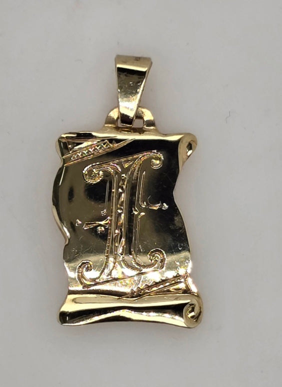 9CT YELLOW GOLD SOLID 17MM X 12.7MM SCROLL WITH ENGRAVED I.