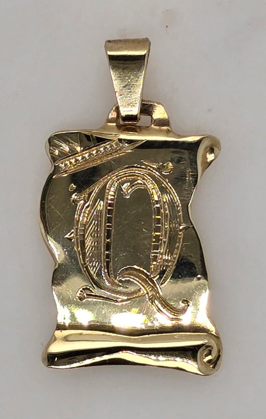 9CT YELLOW GOLD SOLID 17MM X 12.7MM SCROLL WITH ENGRAVED Q.