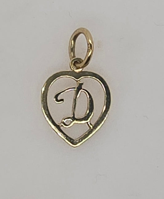 9CT YELLOW GOLD 15MM HEART WITH INITIAL D PENDANT.