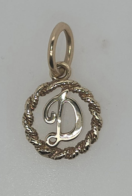 9CT YELLOW GOLD 12MM TWIST CIRCLE PENDANT WITH INITIAL D PENDANT.