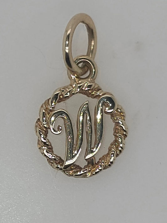 9CT YELLOW GOLD 12MM TWIST CIRCLE PENDANT WITH INITIAL W PENDANT.