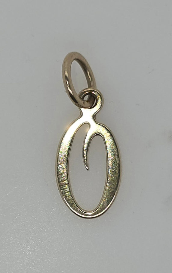 9CT YELLOW GOLD SOLID 16MM INITIAL O PENDANT.