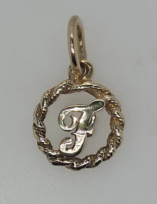 9CT YELLOW GOLD 12MM TWIST CIRCLE PENDANT WITH INITIAL F PENDANT.