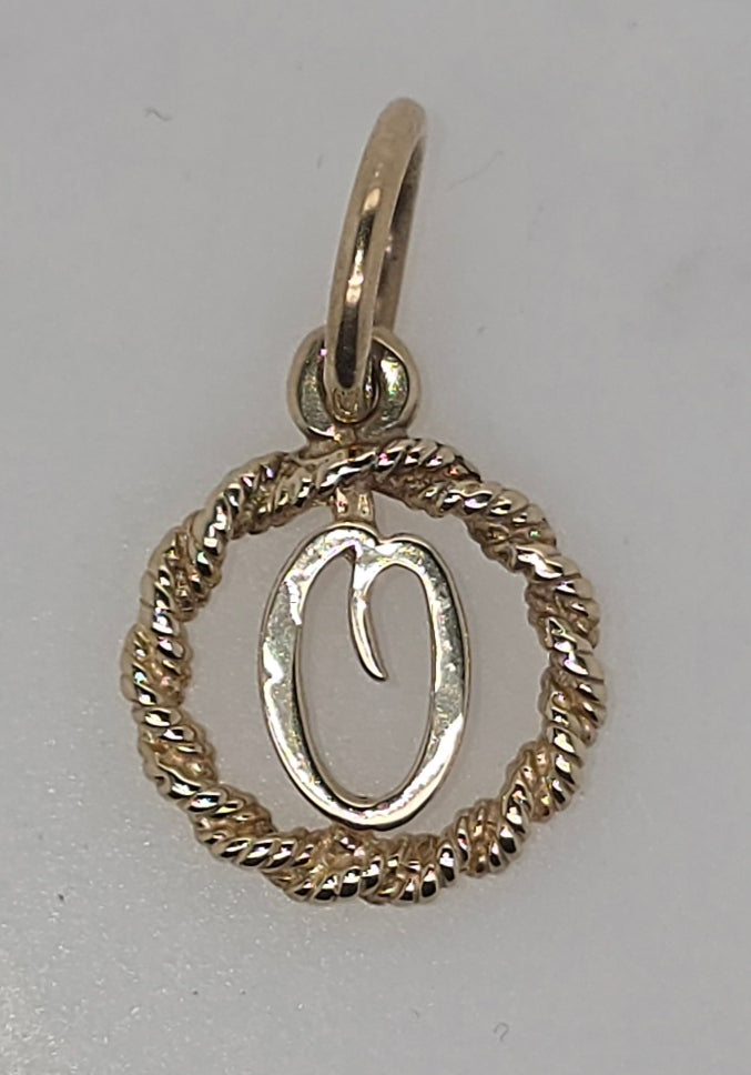 9CT YELLOW GOLD 12MM TWIST CIRCLE PENDANT WITH INITIAL O PENDANT.