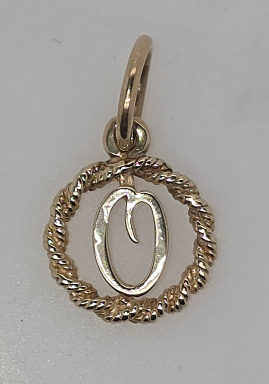 9CT YELLOW GOLD 12MM TWIST CIRCLE PENDANT WITH INITIAL O PENDANT.