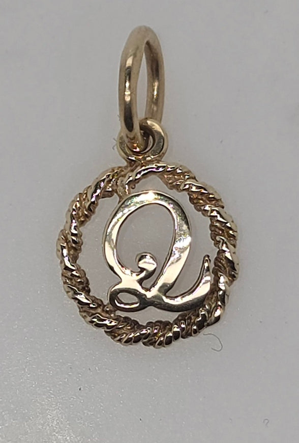 9CT YELLOW GOLD 12MM TWIST CIRCLE PENDANT WITH INITIAL Q PENDANT.