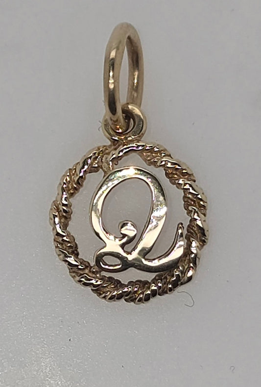 9CT YELLOW GOLD 12MM TWIST CIRCLE PENDANT WITH INITIAL Q PENDANT.