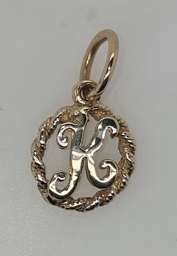 9CT YELLOW GOLD 12MM TWIST CIRCLE PENDANT WITH INITIAL K PENDANT.