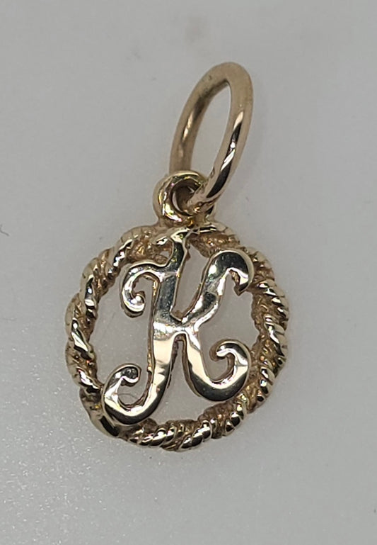9CT YELLOW GOLD 12MM TWIST CIRCLE PENDANT WITH INITIAL K PENDANT.