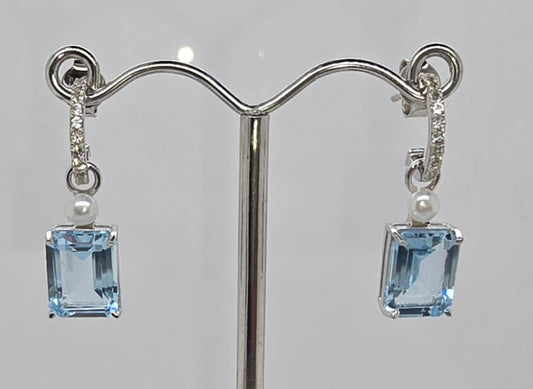 9CT WHITE GOLD FRESHWATER PEARL BLUE & WHITE TOPAZ DROP STUD EARRINGS.