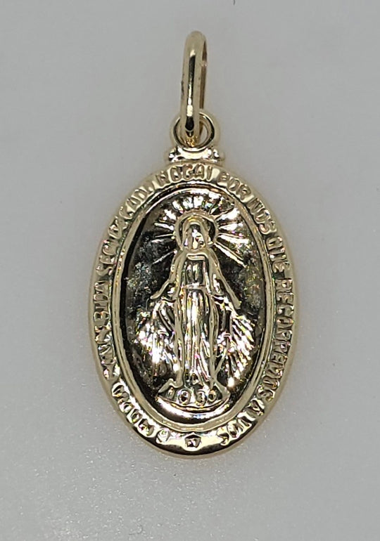 9CT YELLOW GOLD ITALIAN MIRACULOUS MADONNA OVAL PENDANT.