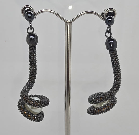STERLING SILVER BLACK MESH PEARL DROP STUD EARRINGS.