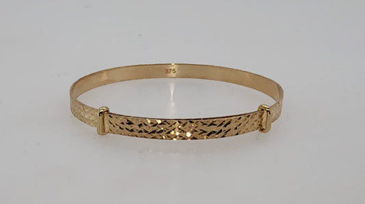 9CT YELLOW GOLD SOLID 3.4MM EXPANDABLE DIAMOND CUT BABY BANGLE.