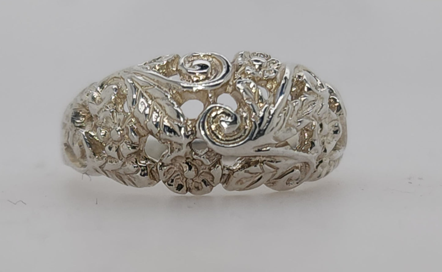 STERLING SILVER 9MM DOME FILIGREE FLOWER DESIGN RING FINGAE SIZE N