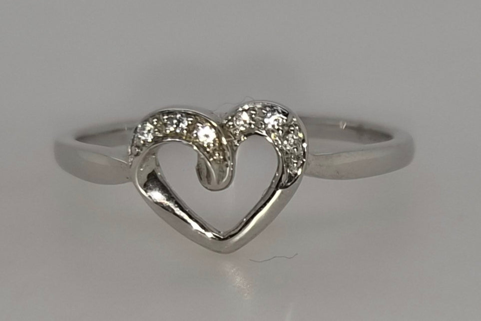 STERLING SILVER GRAIN SET 10MM OPEN HEART RING.