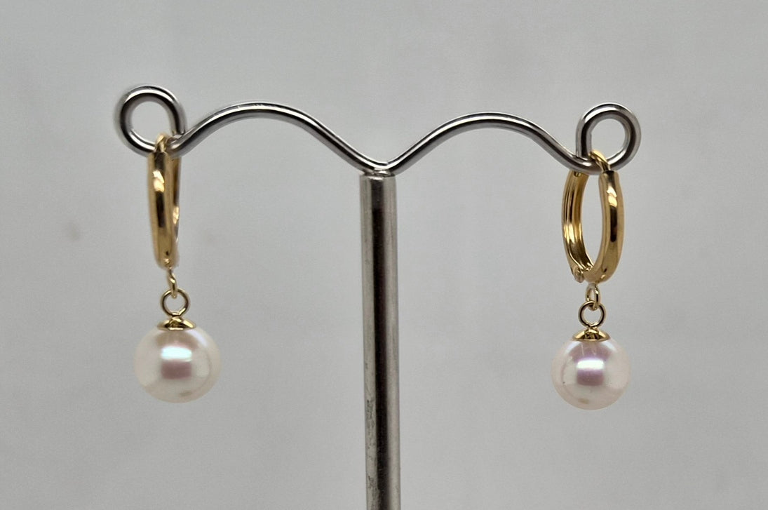 9CT YELLOW GOLD AND 6.5MM - 7MM FRESHWATER PEARL HUGGIE EARRINGS.