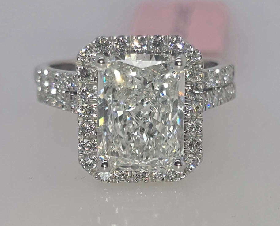 9CT WHITE GOLD LAB DIAMOND RECTANGULAR BRILLIANT HALO RING SET.