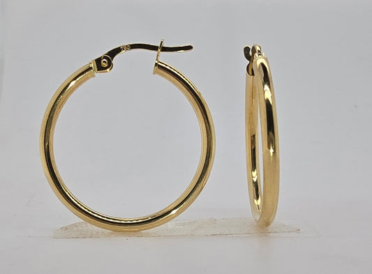 18CT YELLOW GOLD 2MM X 20MM HOOP EARRINGS.