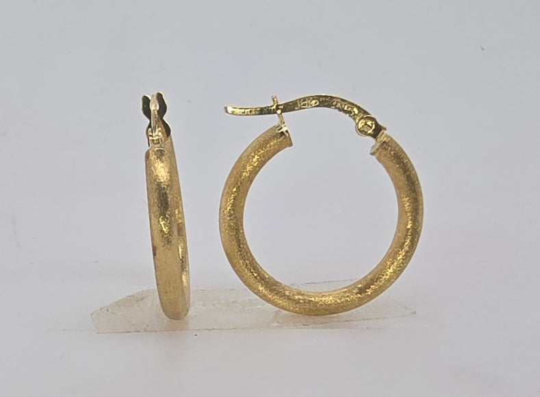 18CT YELLOW GOLD BRUSH HOOP EARRINGS
