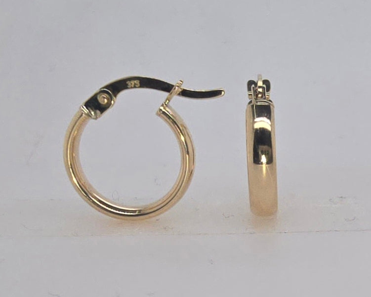 9CT YELLOW GOLD 2.8MM X 10MM HALF ROUND HOOP EARRINGS.