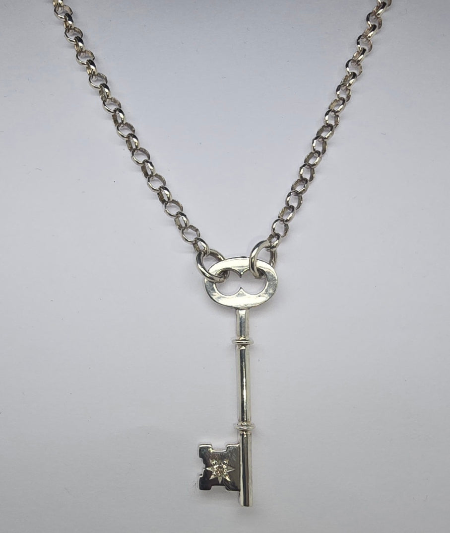 STERLING SILVER 40MM KEY SET WITH DIAMOND ATTACHED TO 64CM X 3.4MM BELCHER CHAIN.