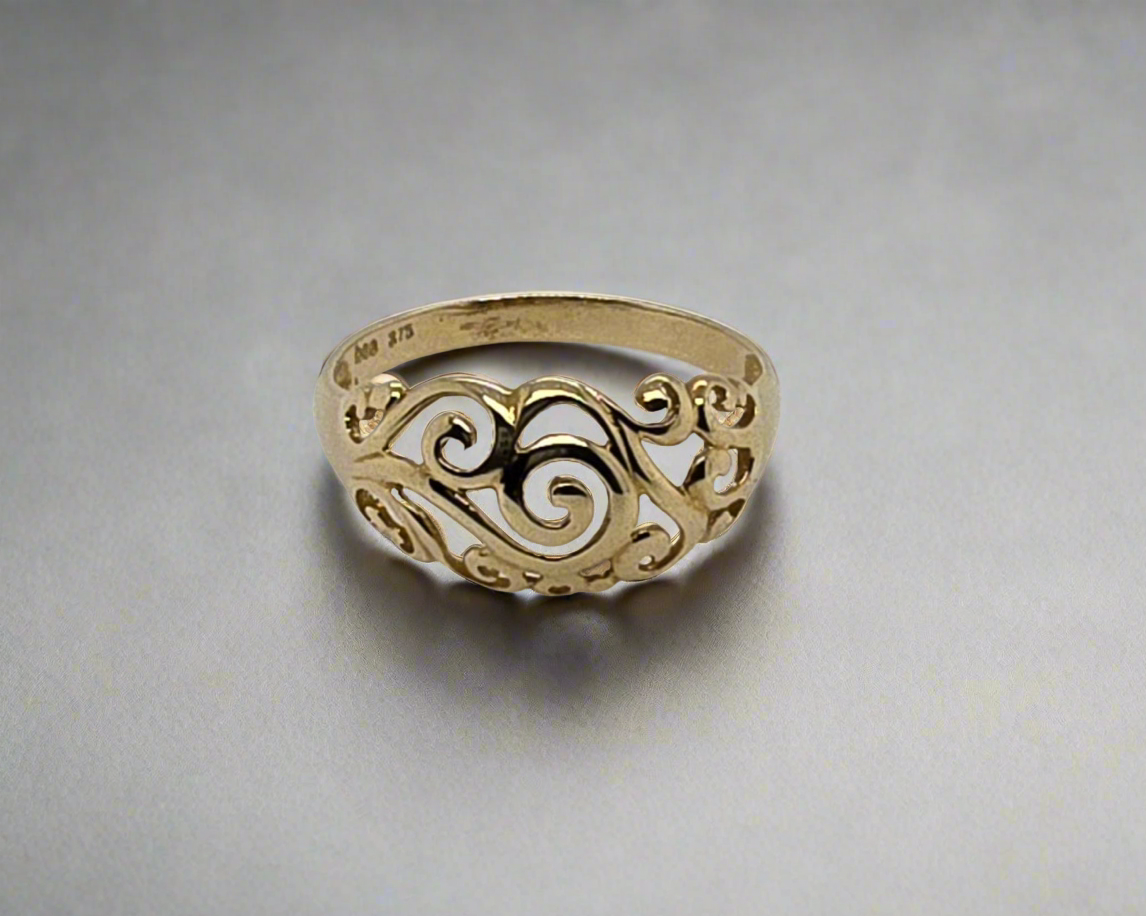 9CT YELLOW GOLD 11MM WIDE FILIGREE RING.